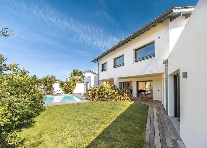 - High Standing Contemporay Villa